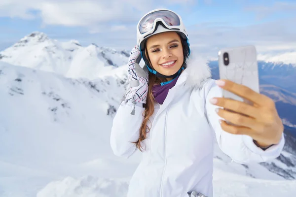 Ung Kvinna Tar Selfie Sportlovet Berg — Stockfoto