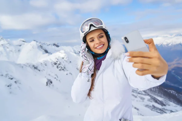 Ung Kvinna Tar Selfie Sportlovet Berg — Stockfoto