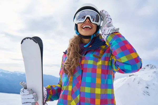 穿着滑雪服装的女人的肖像 滑雪场愉快的金发女郎的肖像 — 图库照片