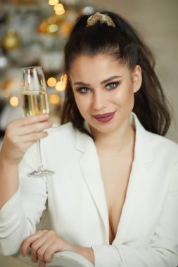 gülümseyen kadın holding kadeh köpüklü şarap 
