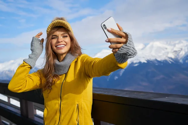 Donna Sciatore Fare Foto Selfie Sullo Sfondo Delle Alte Montagne — Foto Stock