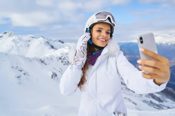 Kvinna Skidåkare Att Göra Selfie Foto Bakgrunden Snöiga Höga Berg — Stockfoto