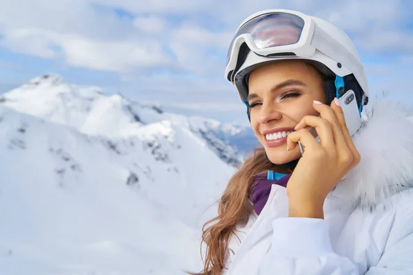 Atrakcyjna Młoda Kobieta Kurort Narciarski Stojąc Śniegu Rozmowy Jej Telefon — Zdjęcie stockowe