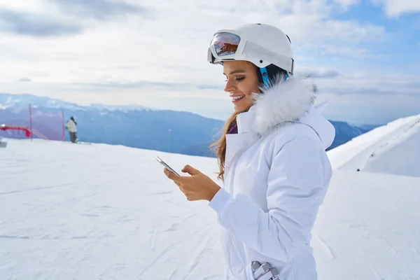 Jolie Jeune Femme Dans Une Station Ski Montagne Debout Sur — Photo