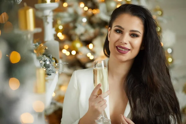 Lächelnde Frau Mit Einem Glas Sekt — Stockfoto