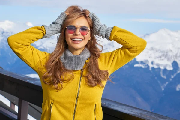 Zimowa Kobieta Portret Zewnątrz Portret Kobiecy Zima Śnieg Zewnątrz Dzień — Zdjęcie stockowe