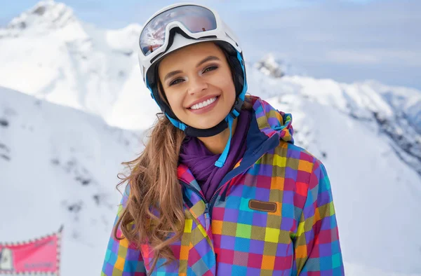 冬の女性ポートレート屋外 白い雪の日に屋外雪冬の女性の肖像画 — ストック写真