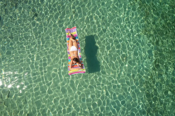 Blick Von Oben Auf Eine Schöne Frau Weißen Bikini Die — Stockfoto