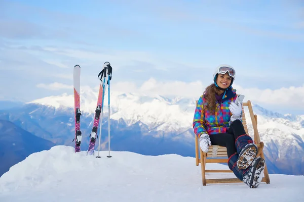 Mujeres Las Montañas Invierno Con Tumbona —  Fotos de Stock