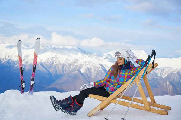 Mujeres Las Montañas Invierno Con Tumbona —  Fotos de Stock