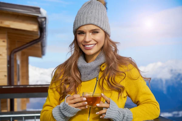 Kobieta Picie Ciepłej Herbaty Drewnianym Tarasem Rustick Góry Widok Alpejskie — Zdjęcie stockowe