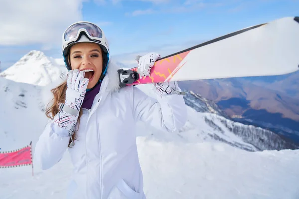 Feliz Joven Esquiadora Disfrutando Del Clima Soleado Los Alpes Stock —  Fotos de Stock