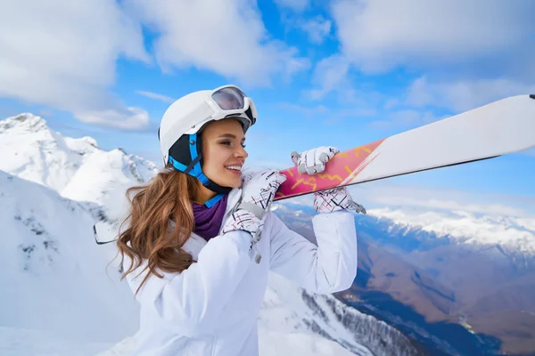 快乐的年轻女子滑雪者享受阳光天气在阿尔卑斯山股票照片 — 图库照片