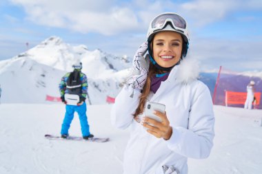                 Kayakçı kadın arka planda yüksek Dağı Kış sporları.                