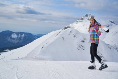           Mutlu genç kadın kayakçı Alps stok fotoğraf içinde güneşli havanın tadını                     