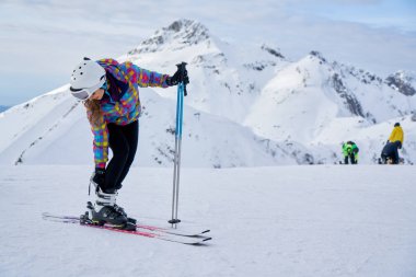                 Kayakçı kadın arka planda yüksek Dağı Kış sporları.                