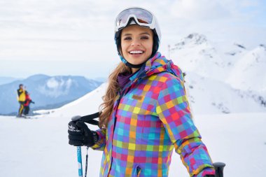           Mutlu genç kadın kayakçı Alps stok fotoğraf içinde güneşli havanın tadını                     