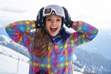              Bir kar kayak merkezinde bir kadın portresi kapatın.                  