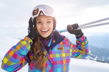 Yetişkin kadın kayakçı maskesi ile beyaz healmet kar kış dağda giyen portre kapat         