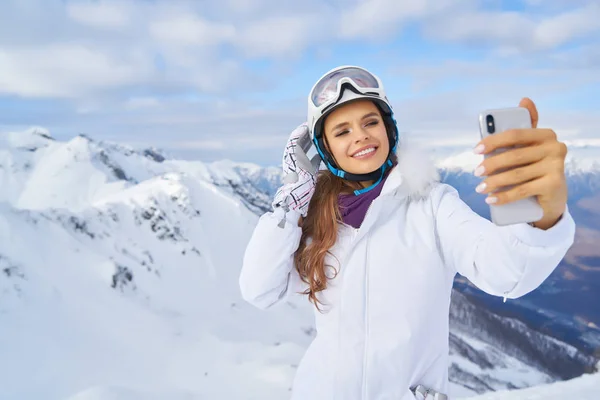 Ung Kvinna Tar Selfie Sportlovet Berg — Stockfoto