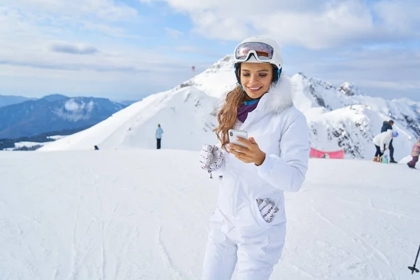 Mujer Joven Tomando Una Selfie Vacaciones Invierno Montaña —  Fotos de Stock