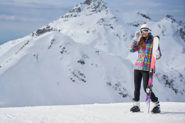 Sciatrice Sullo Sfondo Dell Alta Montagna Sport Invernali — Foto Stock