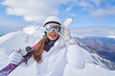                 kış, eğlence, spor ve insanlar kavramı - Ski mutlu genç kadın açık havada deniz gözlüğü                