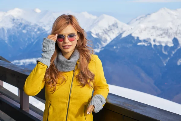 Vackra Vinter Kvinna Med Ski Solig Dag Vintern — Stockfoto