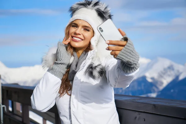 Žena Nosí Klobouk Udělat Selfie Její Telefonicky Podobu Mladé Ženy — Stock fotografie