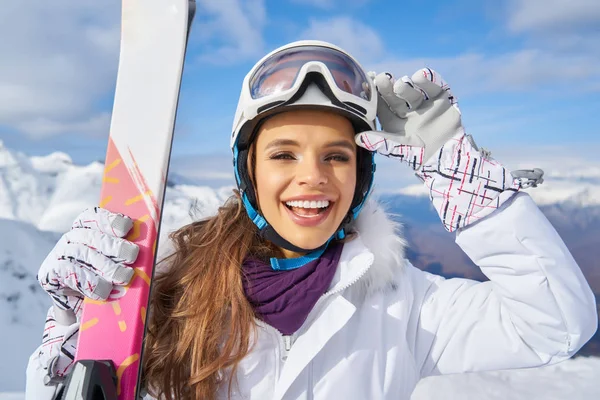 Mujer Esquiadora Pie Nieve Mirando Cámara Invierno Montain Fondo —  Fotos de Stock