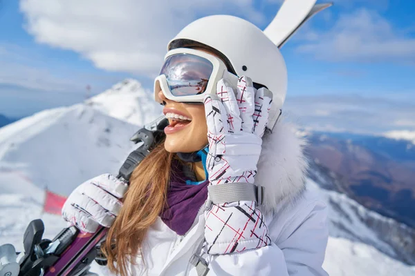 Mulher Esquiador Neve Olhando Para Câmera Inverno Montain Fundo — Fotografia de Stock