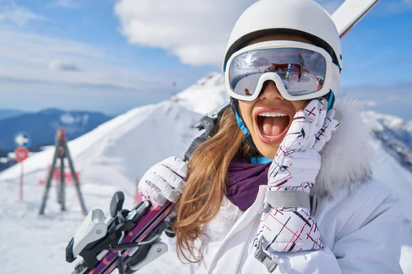 Mujer Esquiadora Pie Nieve Mirando Cámara Invierno Montain Fondo —  Fotos de Stock