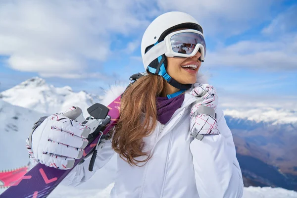 Mujer Esquiadora Pie Nieve Mirando Cámara Invierno Montain Fondo —  Fotos de Stock