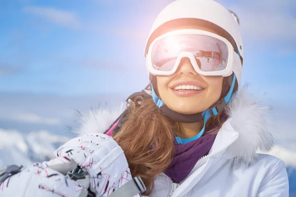 Mujer Esquiadora Pie Nieve Mirando Cámara Invierno Montain Fondo —  Fotos de Stock