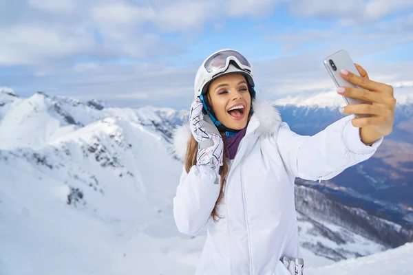 Kvinnan Bär Hatt Gör Selfie Hennes Telefon Bilden Ung Kvinna — Stockfoto