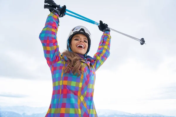 Mujer Esquiadora Pie Nieve Mirando Cámara Invierno Montain Fondo —  Fotos de Stock