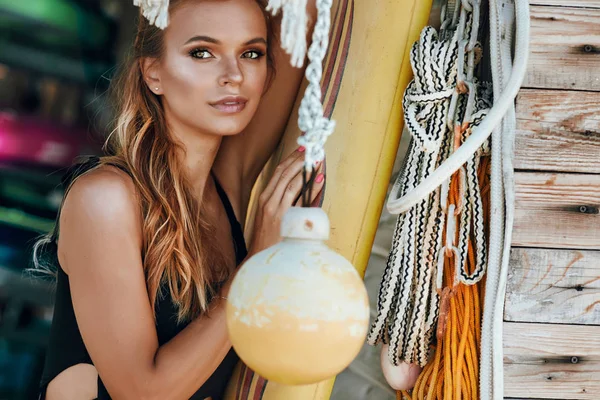 Ein Schönes Und Sexy Surfermädchen Strand Mit Ihrem Surfbrett — Stockfoto