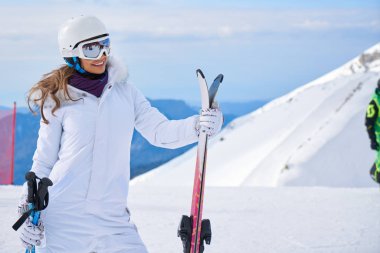                 Kayak ve Kayak ile güzel bir kadın portresi uygun kış dağda.                
