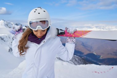                 Kayak ve Kayak ile güzel bir kadın portresi uygun kış dağda.                