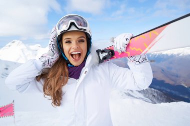              Kayak ve Kayak ile güzel bir kadın portresi uygun kış dağda.                   