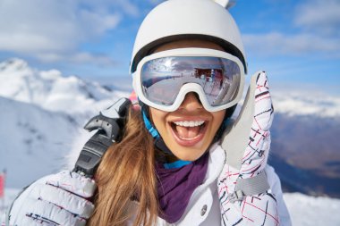                 Kayak ve Kayak ile güzel bir kadın portresi uygun kış dağda.                