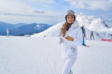                     Kadın konuşmak telefonla Kayak Merkezi takma           