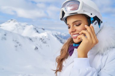                      Kadın konuşmak telefonla Kayak Merkezi takma           