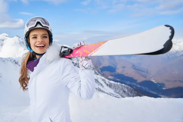 Porträtt Vacker Kvinna Med Skid Och Ski Passar Vinter Mountain — Stockfoto