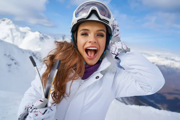 美丽的妇女的画像与滑雪和滑雪服在冬天山 — 图库照片