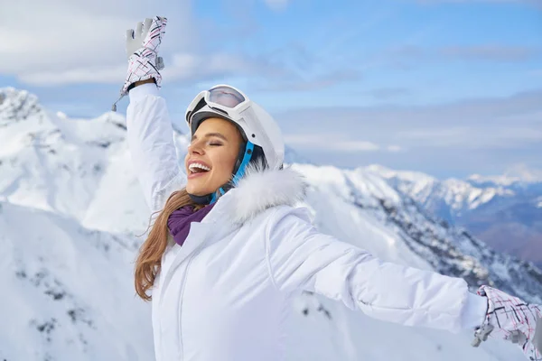 Mulher Esquiador Neve Olhando Para Câmera Inverno Montain Fundo — Fotografia de Stock