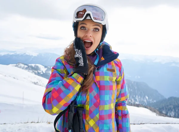 Mulher Esquiador Neve Olhando Para Câmera Inverno Montain Fundo — Fotografia de Stock