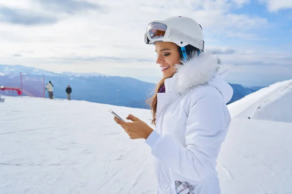 Femme Parler Par Téléphone Sur Station Ski Montage — Photo