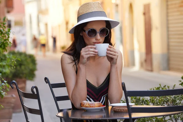 在托斯卡纳市街头的咖啡馆喝意大利咖啡的妇女 — 图库照片