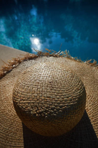 Sombrero Sol Borde Piscina Fondo Verano —  Fotos de Stock